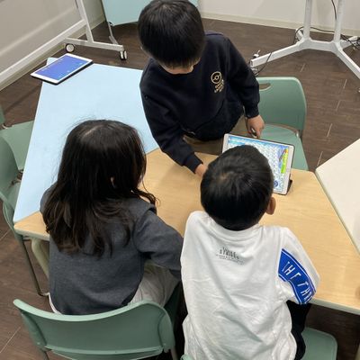 完成した自慢の作品を、クラスのみんなにプレゼン中！！