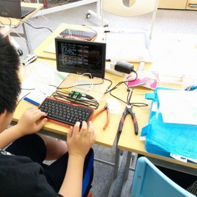 IchigoJamで電子工作に取り組む様子