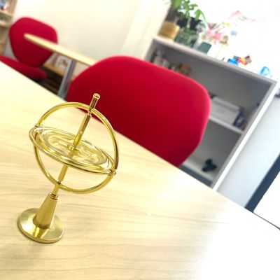 地球ゴマ。なんで回っていると落ちないんだろう？？と当校人気の知育玩具です。