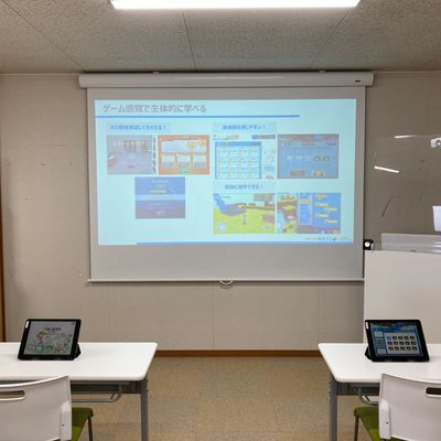 教室①の風景です。広々と大きなプロジェクターを使用しています！