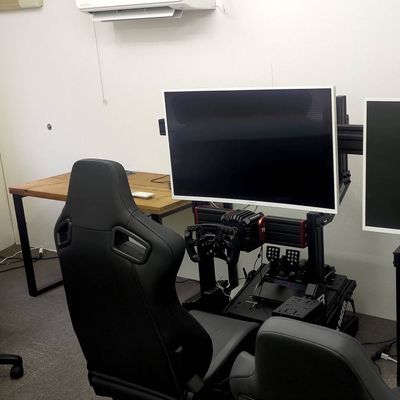 館林ベースの教室内の写真です。大きなモニターとゲーミングチェアがあります！