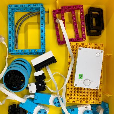 「Spikeプライム」の下の箱には、こんなパーツが入っています。