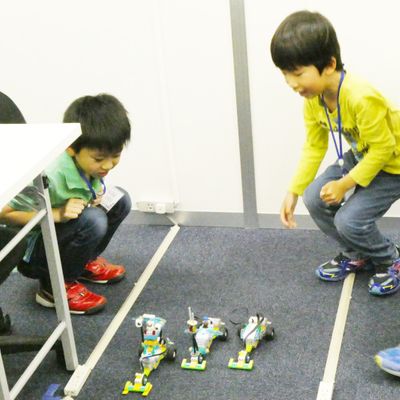 それぞれが工夫して作ったレーシングカーで競争