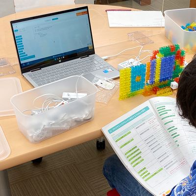 KOOVマスターコースでは、Webサイトや人工知能(AI)の開発分野で主に利用され、大学入学共通テストの「情報Ⅰ」プログラミング言語との親和性も高い、Pythonを使用。【2023年6月撮影】