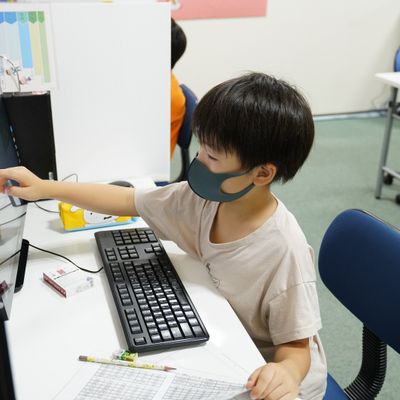 「えーっとココは・・」トライ＆エラーを重ねて論理的思考力を養います。