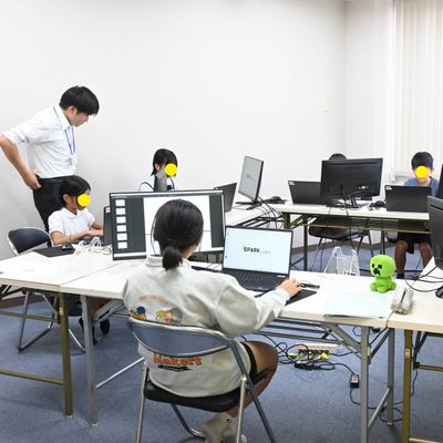 デュアルモニター環境を整えておりますので、より効率よく学習を進めていただけます。
