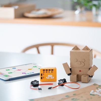 教材はNTTドコモの新規事業創出プログラムから誕生したプログラミング教育ロボット
