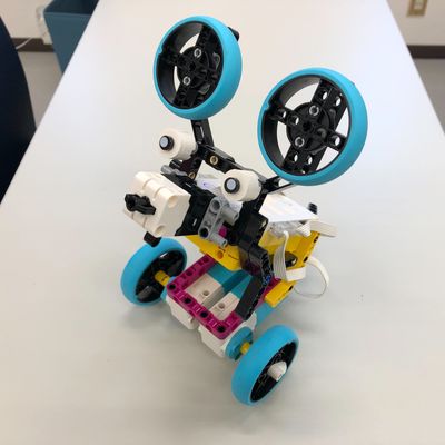 ロボットの使用教材は『LEGO』を使用し、機種は『SPIKEPRIME』を使用します。ロボットクラスは全員こちらのロボを使用します。