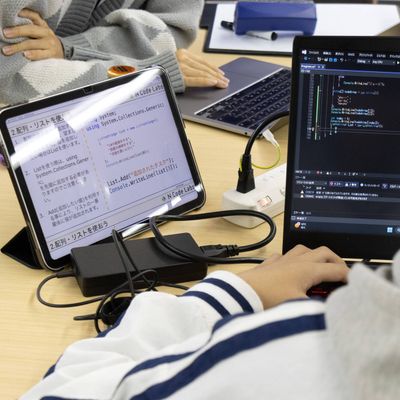 タブレットは無料で貸し出しています。パソコンは持参もレンタルも可能です！