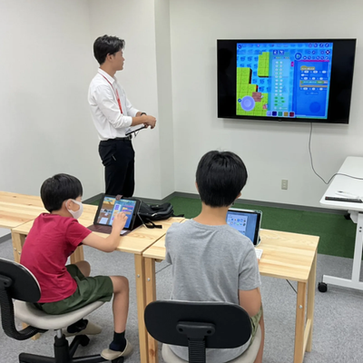 レッスンのイメージです。小集団形式でレッスンを行います！みんなに発表を行ったりします！