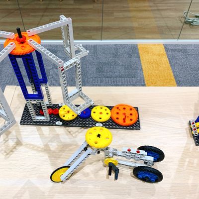 低学年ではブロックで物理的な機構の基礎を学びます！