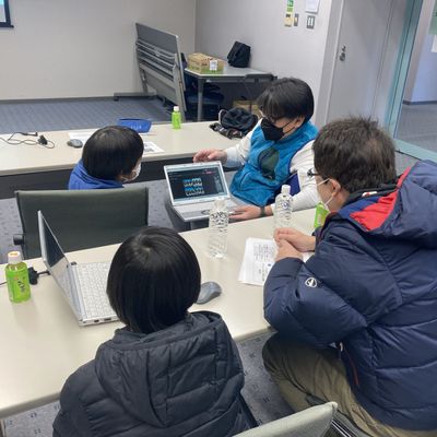 参加者同士での教え合いも活発です。