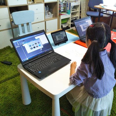 映像でわかりやすく操作を説明。タブレットを見ながらパソコンを操作します。