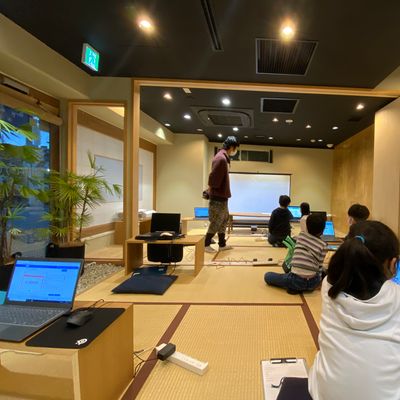 「ペアプログラミング」という、2人で1つの作品を作る授業の様子です。