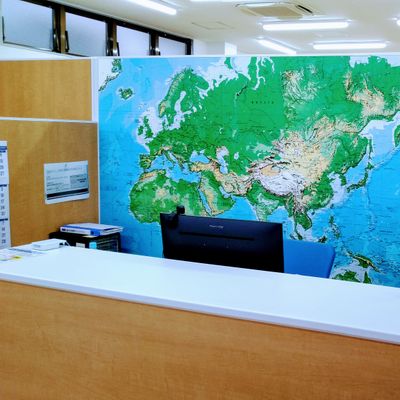 HALLO 教室内入り口を入ると世界地図が。ここから世界に向けて子供たちが羽ばたいていきます。