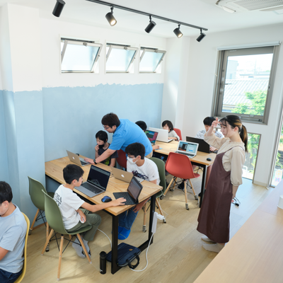 開放的な空間で生徒がそれぞれの課題に集中して取り組んでいます