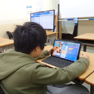 初めてで不安な方もつきっきりでサポートしていきます。プログラミングは難しいイメージがあると思いますが、ほとんどの生徒さんが未経験でスタートされており、しっかりと学習が進められています。