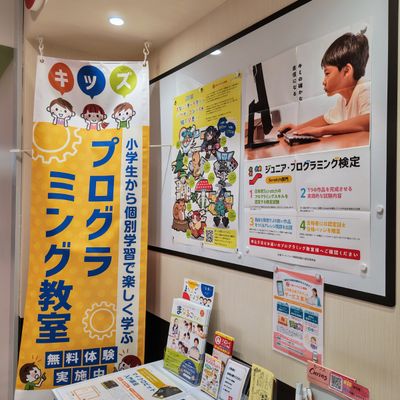 教室前にはお知らせなども展示しています。
