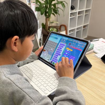 繰り返しブロックを使ってクリエイト作品を作っています。月に一度のプレゼンテーションも上手になってきました。