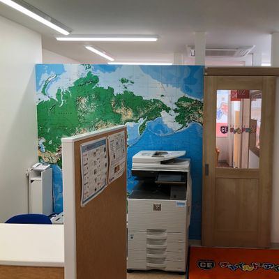 入り口カウンター周りです。この奥が授業部屋です。