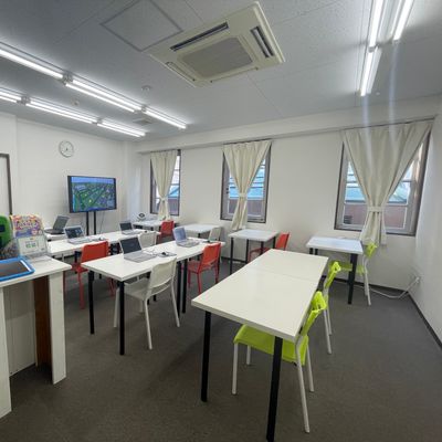入り口から見た教室です！中級コースの中高生男子でもゆったり座れる大きな机でレッスンしていただけます！