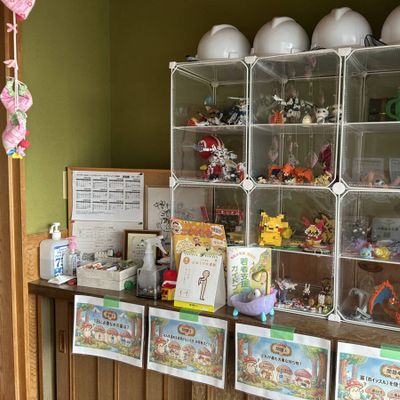 玄関に入ったらいろいろな作品が飾ってあるよ