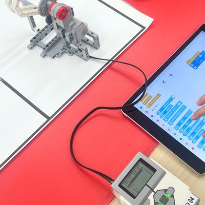 ビジュアルプログラミングと呼ばれる、直感的に動かせるプログラミングを使って、ロボットを動かします！