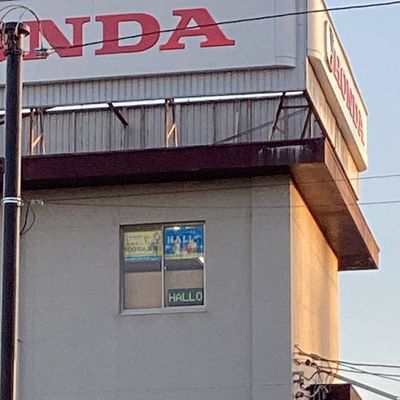店舗3回のステッカーとLED掲示板がある部屋が教室です。