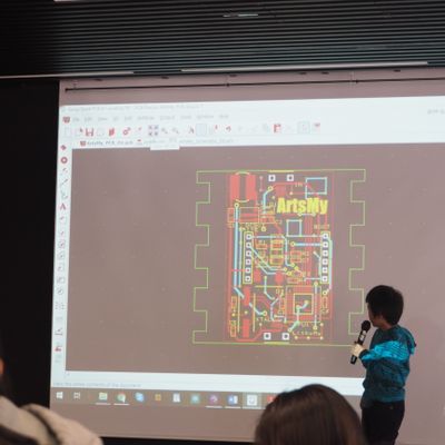 成果報告会で、会社に納品した回路図について説明しました
