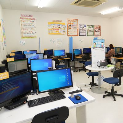 姉妹教室「パソコン市民講座」では、タイピングやパソコンスキルも習得できます。