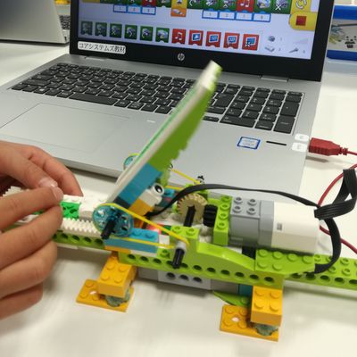 モーターをプログラミングで制御することでワニの口が開閉します。