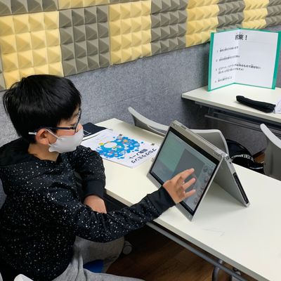 姿勢正しくプログラミングしてますね！集中力、すごい！