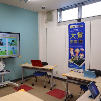 教室内は、大きなモニターを中心に学びやすい環境になっています