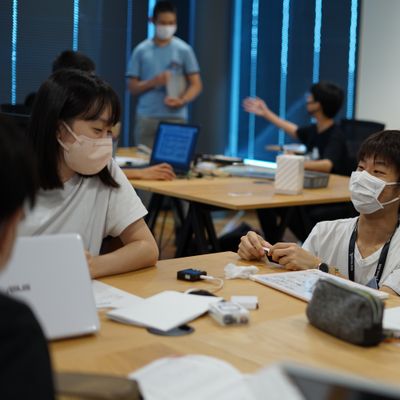 授業は、講師と生徒複数人で行います。