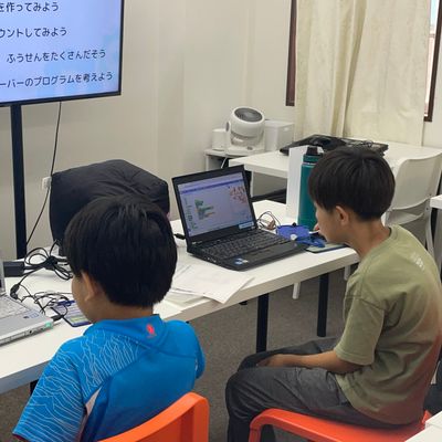 【初級コース】年齢層が違っても一緒に並んでレッスン！教え合ったり見せ合ったり！