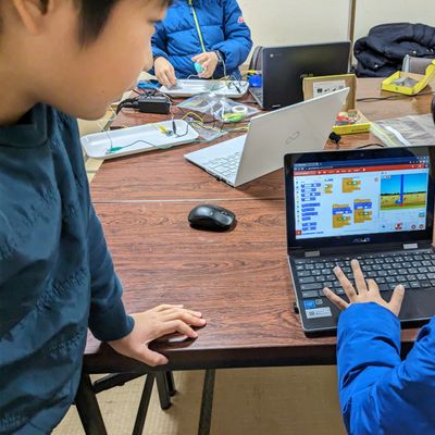 お互いの作ったゲームで遊び合う子ども達