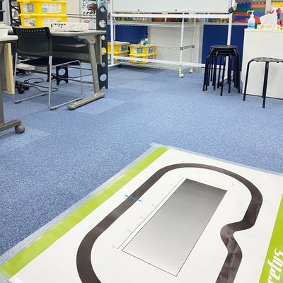 Crefus柏校は柏駅南口からすぐの、とてもアクセスの良い教室です。すぐ隣がこども園ということもあり、年長さんから高校生まで幅広い学年の生徒が在籍しています。