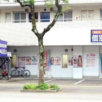 個別指導Axis 愛宕校です。JR高知駅の北側、産業道路沿い、愛宕中東どなり