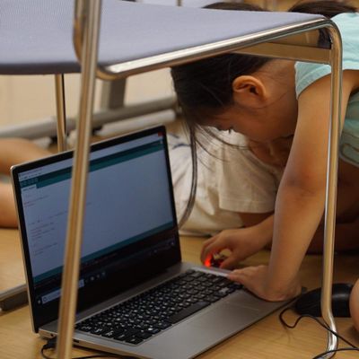 光センサーを活用して、椅子が動いたら、LEDが光る仕組みを開発中