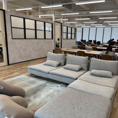 平日は運営会社の社員が働いており綺麗なオフィスです！
