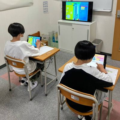 モニター画面につなぎクリエイト作品の発表を毎月します。