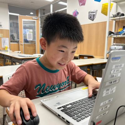 神宮_③生徒が笑顔でPCに向かっている様子