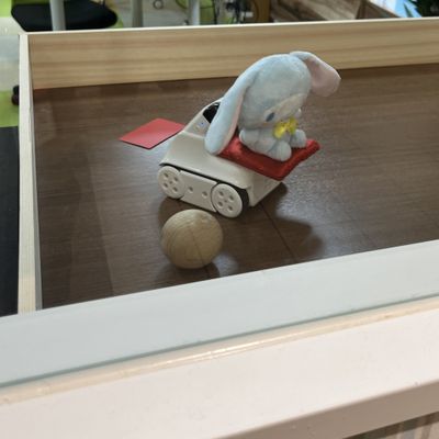 色を検出してロボットを止めたり、障害物を検知して進路を変えるプログラム演習をしました。