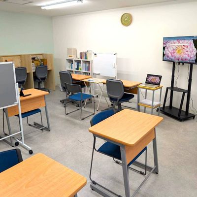 教室奥に自習ブース（6名分）もあるのでいつでもお越しください。2427_0.jpg