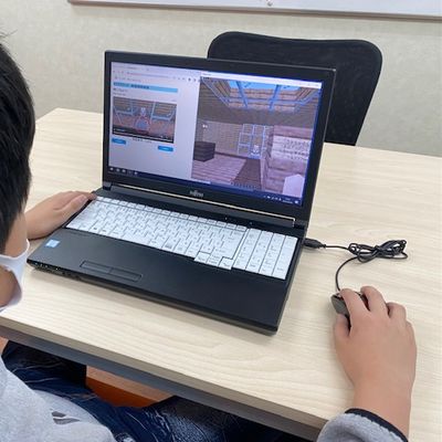 動画授業を見ながらマイクラを操作します