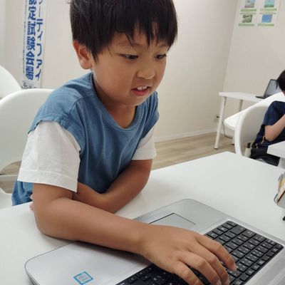 サッカーとプログラミングが大好き！