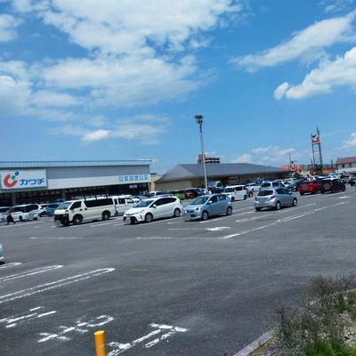 目の前に薬局やスーパーがあります。