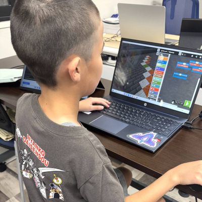 授業の様子　試行錯誤してプログラミング！