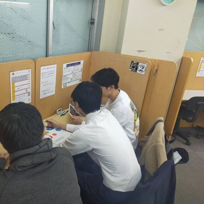 お子様の近くで先生が授業を見ています。困ってればすぐ対応します！