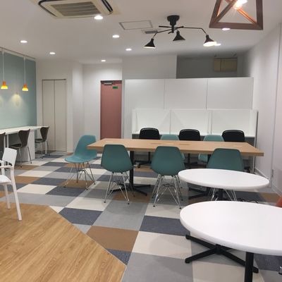 カフェのような学習空間です